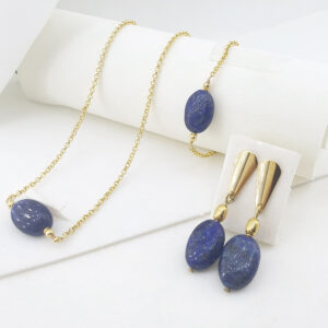 Conjunto lápis lazuli e corrente elo portugues folheado a ouro 18 k. Semijoia delicada confeccionada com pedras naturais de lápis lazuli de 1 cm,  corrente elo português de 2 mm . Acessórios e entremeio banhadas em 10 milésimos de ouro 18 k. Tamanho do colar: 40 cm. Brincos: 4 cm Pulseira: 20 cm. Peças únicas e exclusivas.