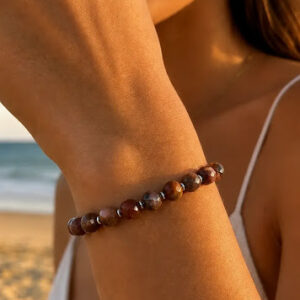 Pulseira agata indiana facetada marrom de 6 mm com entremeios banhados a prata, feita a mão, peça única, no punho da modelo.