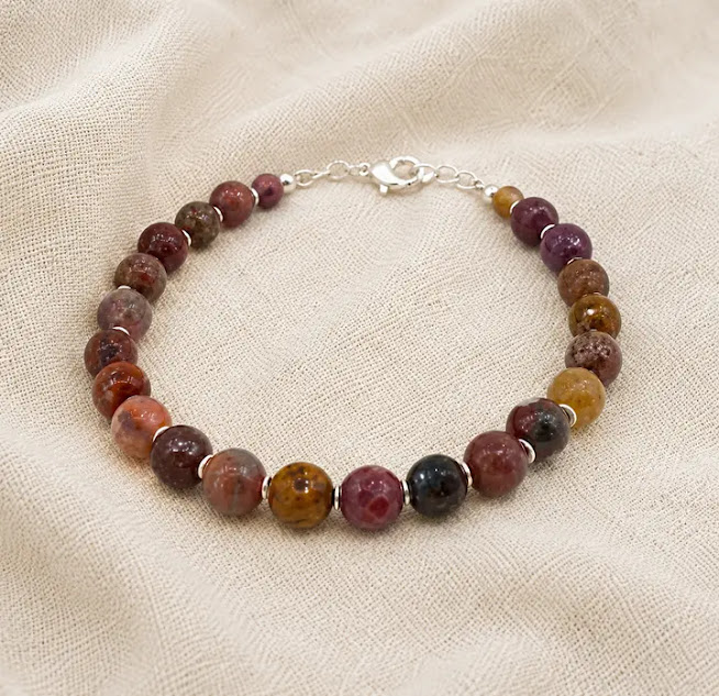 Pulseira de ágata indiana facetada de 6mm, feita a mão. Peça única, sobre o tecido de algodão. Feita em Belém do Pará. Pulseira de ágata indiana facetada de 6mm, feita a mão. Peça única, sobre o tecido de algodão. Feita em Belém do Pará.