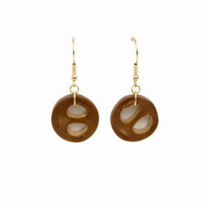 brincos de babaçu anzol banhados a ouro 18k. Fundo branco