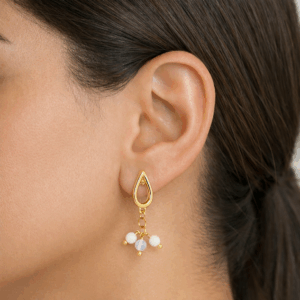 brincos de opalina e jade branco banhados a ouro 18k.