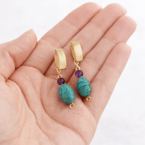 brincos de turquesa e ametista banhados a ouro 18k.