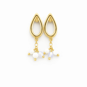 brincos de jade branco e opalina fundo branco, banhado a ouro 18k. Peça única. Ceci joias
