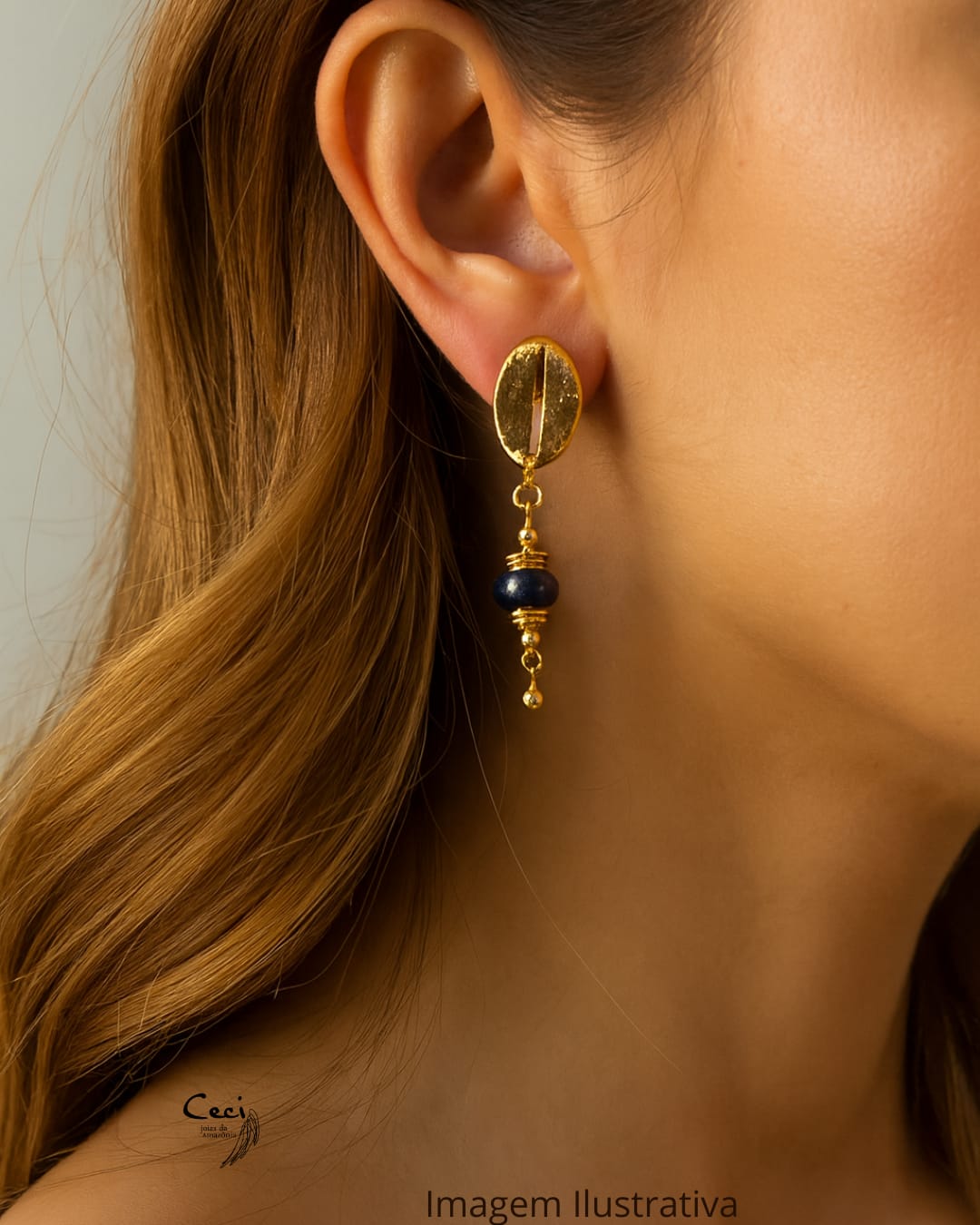 Modelo usando brincos de pérola negra banhados em ouro 18k – Ceci Joias Modelo usando brincos de pérola negra banhados em ouro 18k – Ceci Joias