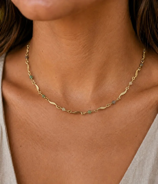 colar de 42 cm de agata indiana de 2mm , acessorios e fechos banhados a ouro 18k.