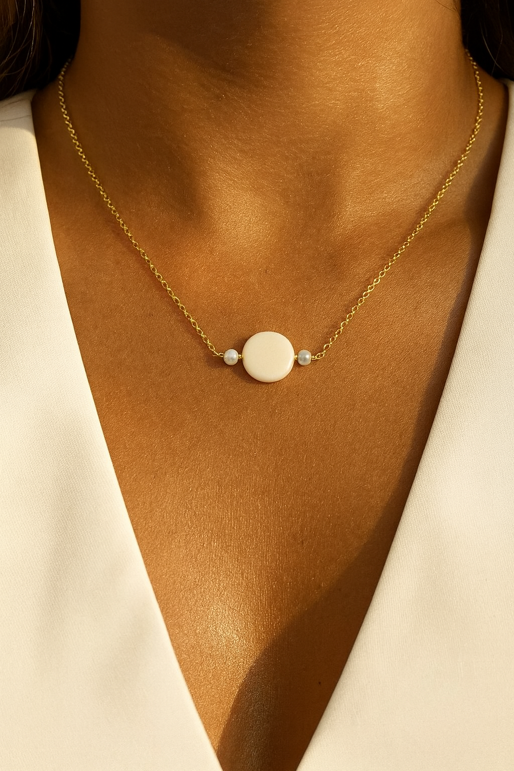 mulher elegante usando colar artesanal de madrepérola com corrente elo português banhada a ouro 18k – biojoia delicada e exclusiva da Ceci Joias da Amazônia. mulher elegante usando colar artesanal de madrepérola com corrente elo português banhada a ouro 18k – biojoia delicada e exclusiva da Ceci Joias da Amazônia.
