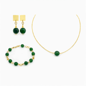Conjunto de aventurina banhado a ouro 18 k. Semijoia feita a mão, fina e delicada produzida com pedras naturais de  aventurinas facetadas de 6 e 8 mm, com entremeios e fechamentos banhados em ouro 18 k. Tamanho dos brincos : 3 cm Pulseira : 20 cm Colar : 47 cm.