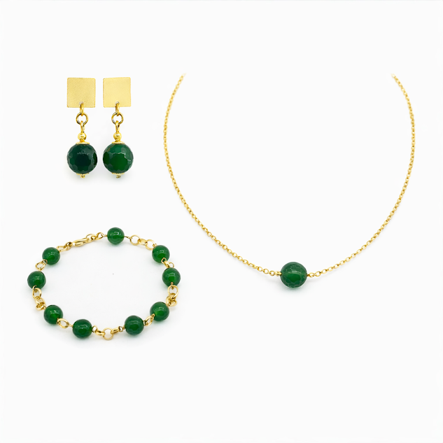 Conjunto de aventurina banhado a ouro 18 k. Semijoia feita a mão, fina e delicada produzida com pedras naturais de  aventurinas facetadas de 6 e 8 mm, com entremeios e fechamentos banhados em ouro 18 k. Tamanho dos brincos : 3 cm Pulseira : 20 cm Colar : 47 cm.