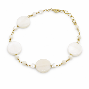 pulseira artesanal de madrepérola com esferas e bolachinhas intercaladas por entremeios banhados a ouro 18k no pulso feminino – biojoia exclusiva Ceci Joias da Amazônia.