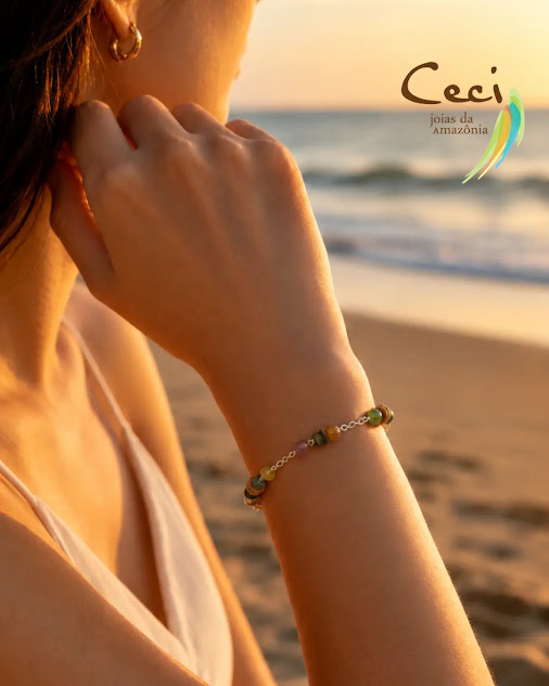 Pulseira de agata indiana e morototo corrente elo portugues banhada a prata no punho da modelo.
