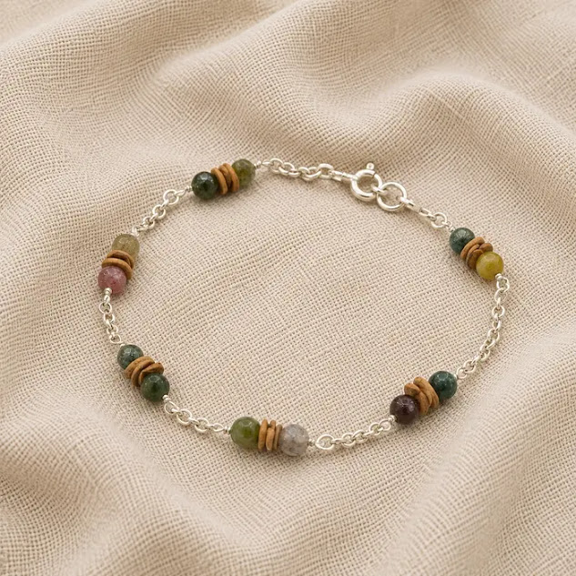 Pulseira de agata indiana e morototo corrente elo portugues banhada a prata sobre o tecido de algodão. Pulseira de agata indiana e morototo corrente elo portugues banhada a prata sobre o tecido de algodão.