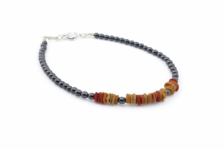 pulseira de hematita e morototo banhado a prata fundo branco