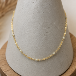 Colar corrente trançada, banhada a ouro 18k, esferas de jade branco de 2 mm, feito a mão pela ceci joias da amazônia.