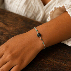 Pulseira de açai e turquesa africana no punho da modelo.