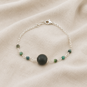 PULseira de açai e pedras naturais de turquesa africana sobre o tecido de algodão.