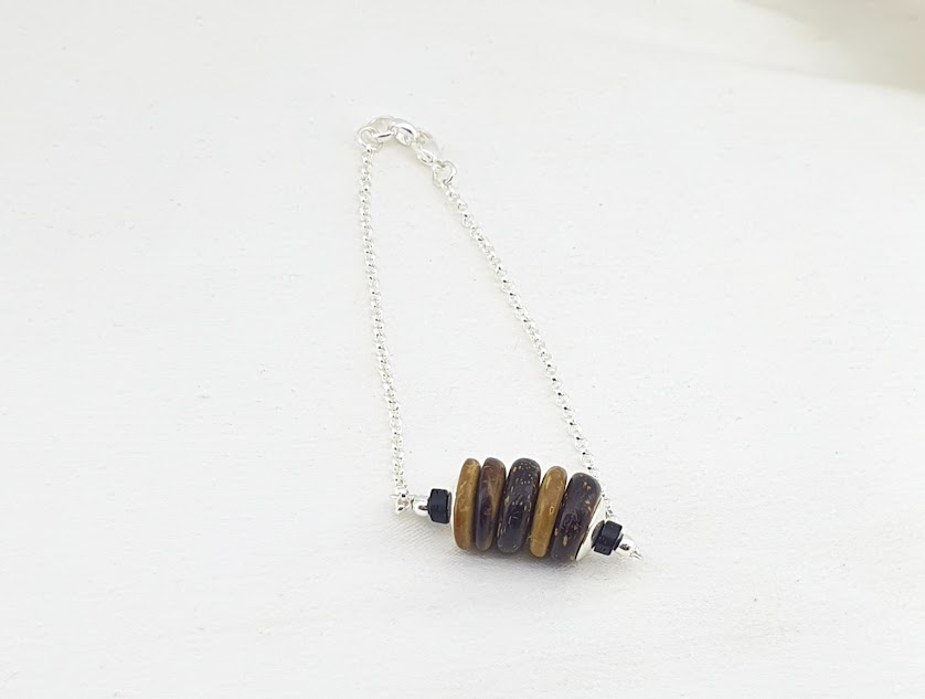 Pulseira de coco e elo português banhado a prata. Biojoia artesanal feita com coco fechamento e entremeios banhados a prata. Tamanho da pulseira 19,5 cm Biojoia, delicada peça única. Pulseira de coco e elo português banhado a prata. Biojoia artesanal feita com coco fechamento e entremeios banhados a prata. Tamanho da pulseira 19,5 cm Biojoia, delicada peça única.