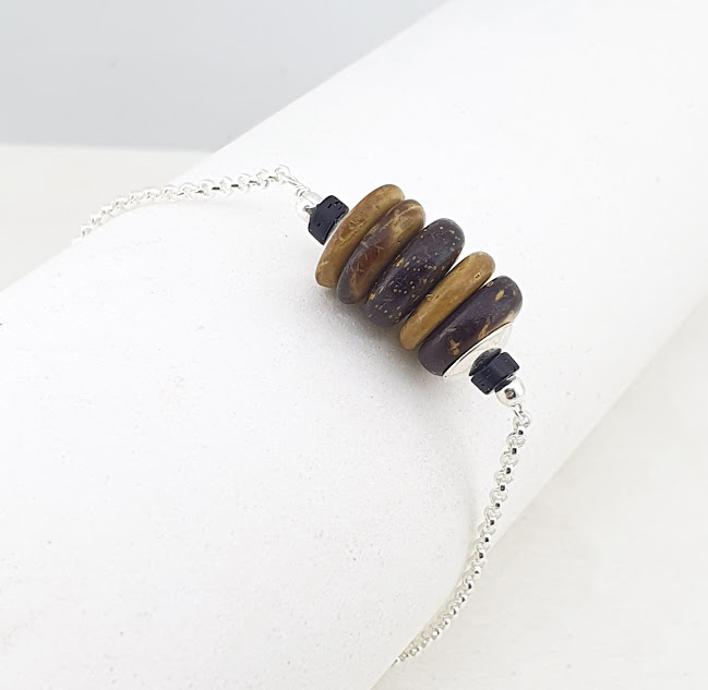 Pulseira de coco e elo português banhado a prata. Biojoia artesanal feita com coco fechamento e entremeios banhados a prata. Tamanho da pulseira 19,5 cm Biojoia, delicada peça única.