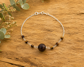 Pulseira de açai tingido, pedras naturais de olho de tigre, corrente elo portugues banhada a prata, feito a mão pela Ceci joias da Amazônia