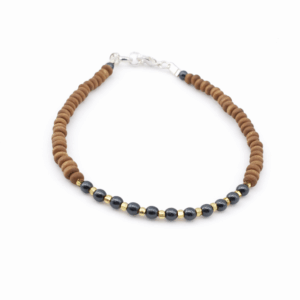 Pulseira de Madeira e Hematita e citrino Banhada a Ouro 18k — Elegância Natural em Cada Detalhe A Pulseira de Madeira e Hematita Banhada a Ouro 18k é uma biojoia artesanal exclusiva da Ceci Joias da Amazônia, criada à mão com materiais naturais selecionados e acabamento fino em 10 milésimos de ouro 18k. Com 20 cm de comprimento, esta pulseira delicada combina a textura orgânica da madeira com o brilho metálico da hematita, resultando em uma peça leve, sofisticada e cheia de personalidade. fundo branco.
