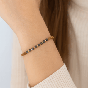 Pulseira de Madeira e Hematita Banhada a Ouro 18k — Elegância Natural em Cada Detalhe A Pulseira de Madeira e Hematita Banhada a Ouro 18k é uma biojoia artesanal exclusiva da Ceci Joias da Amazônia, criada à mão com materiais naturais selecionados e acabamento fino em 10 milésimos de ouro 18k. Com 20 cm de comprimento, esta pulseira delicada combina a textura orgânica da madeira com o brilho metálico da hematita, resultando em uma peça leve, sofisticada e cheia de personalidade.