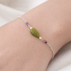 pulseira de jade e elo portugues banhada a prata 925 no punho da modelo