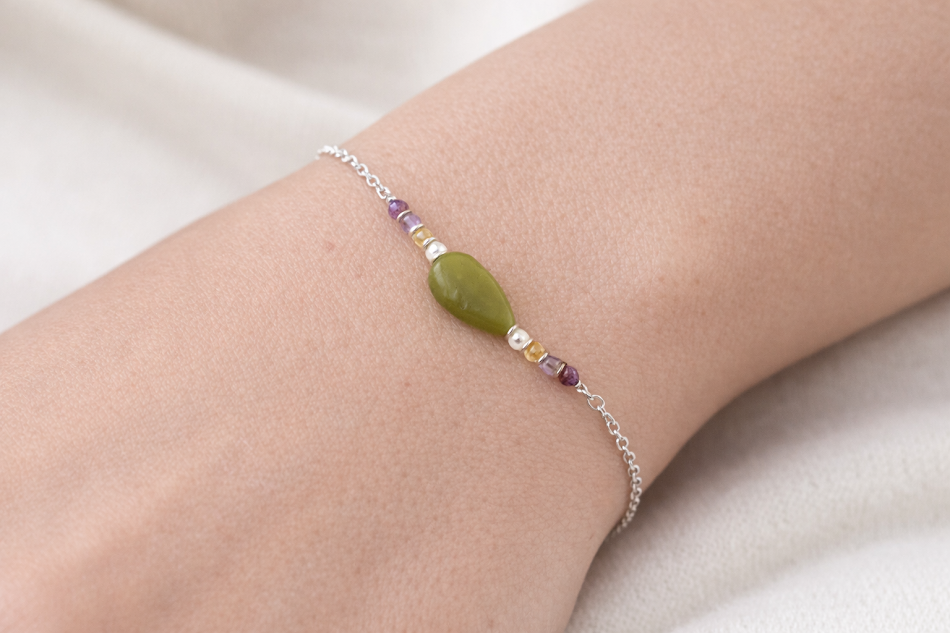 pulseira de jade e elo portugues banhada a prata 925 no punho da modelo pulseira de jade e elo portugues banhada a prata 925 no punho da modelo