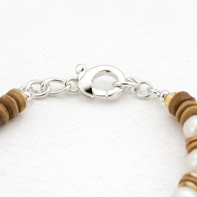 Pulseira de madeira morototo e perolas banhada em prata. Detalhe do fecho Pulseira de madeira morototo e perolas banhada em prata. Detalhe do fecho