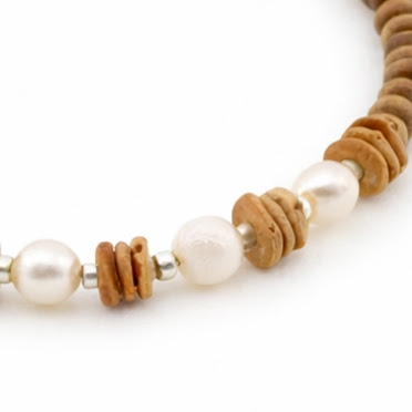 pulseira de madeira e morototo em detalhe das perolas pulseira de madeira e morototo em detalhe das perolas