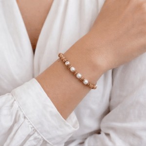 PUlseira de morototó, madeira e perolas rose banha a prata. Peça exclusiva da Ceci joias.