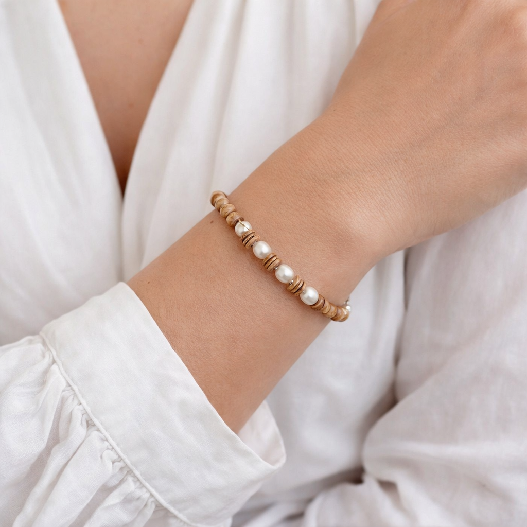 PUlseira de morototó, madeira e perolas rose banha a prata. Peça exclusiva da Ceci joias. PUlseira de morototó, madeira e perolas rose banha a prata. Peça exclusiva da Ceci joias.