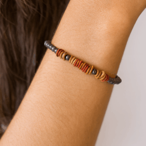 pulseira de hematita e morototo no punho da modelo.
