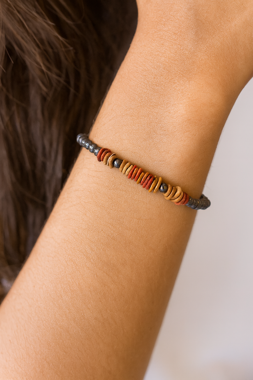 pulseira de hematita e morototo no punho da modelo. pulseira de hematita e morototo no punho da modelo.