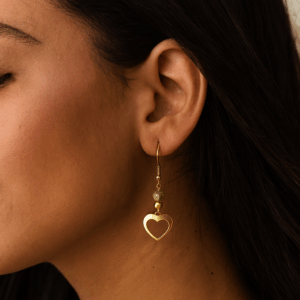 Brincos de Granada Verde Banhados a Ouro 18k – Biojoia Artesanal da Amazônia Elegância Natural com Toque Artesanal Os Brincos de Granada Verde Banhados a Ouro 18k são uma joia artesanal exclusiva da Ceci Joias da Amazônia, criada com pedras naturais de granada verde facetada e detalhes em madeira de bambu. Essa combinação une sofisticação, sustentabilidade e design atemporal, resultando em uma biojoia delicada e única, perfeita para quem busca autenticidade e beleza natural.