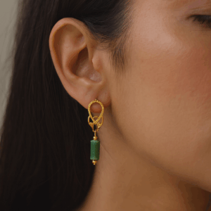 BBrincos de quartzo verde facetado banhados a ouro 18k, joia artesanal Ceci Joias aplicados no lóbulo feminino