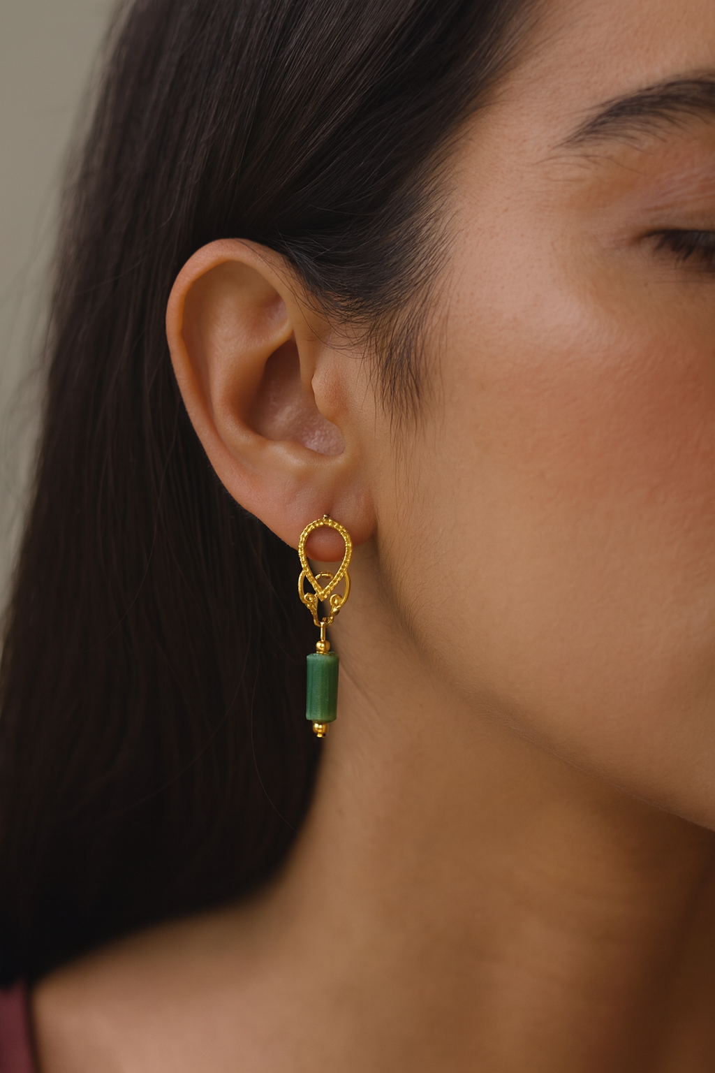 Brincos de quartzo verde facetado banhados a ouro 18k, joia artesanal Ceci Joias aplicados no lóbulo feminino Brincos de quartzo verde facetado banhados a ouro 18k, joia artesanal Ceci Joias aplicados no lóbulo feminino