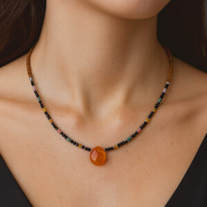 colar de ônix e pedras naturais coloridas de 2 mm com contas de sândalo no pescoço feminino, pingente central em formato de gota de cor laranja, joia artesanal da Amazônia