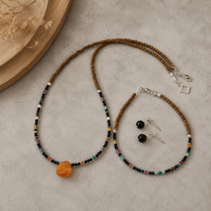 conjunto de onix e outras pedras no tamanho de 2mm, feito a mão pela Ceci joias da amazonia.