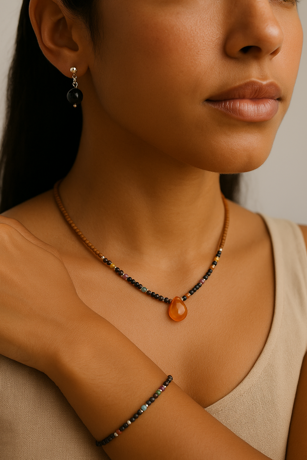 modelo morena usando conjunto artesanal com colar de pingente laranja, pulseira e brincos de ônix e pedras brasileiras de 2 mm, joias com contas de sândalo e banho de prata modelo morena usando conjunto artesanal com colar de pingente laranja, pulseira e brincos de ônix e pedras brasileiras de 2 mm, joias com contas de sândalo e banho de prata