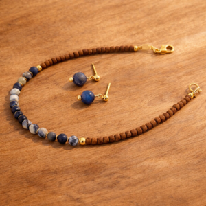 conjunto de brincos e pulseira de sodalita fosca banhadoa ouro 18 k.