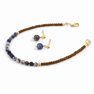 Conjunto de biojoias com pulseira e brincos de sodalita fosca 6mm e madeira de sândalo 2mm, entremeios e fecho folheados a ouro 18k, da Ceci Joias da Amazônia.