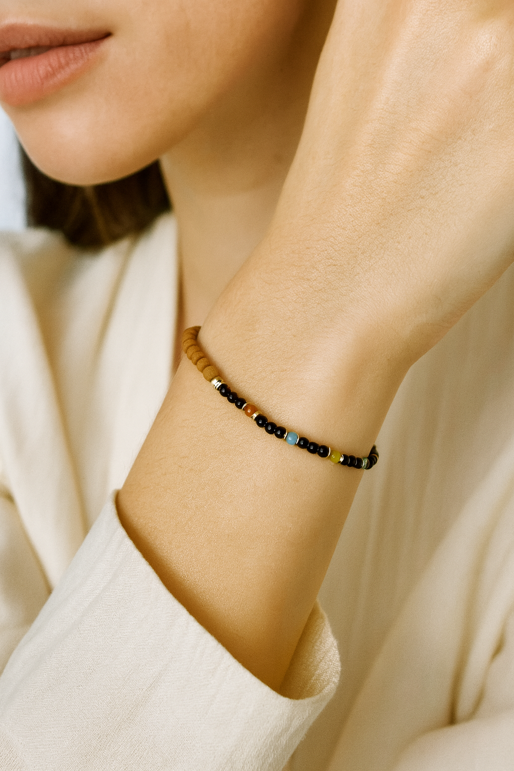 pulseira artesanal de ônix e pedras brasileiras de 2 mm com detalhes em sândalo no punho feminino, joia delicada e colorida pulseira artesanal de ônix e pedras brasileiras de 2 mm com detalhes em sândalo no punho feminino, joia delicada e colorida