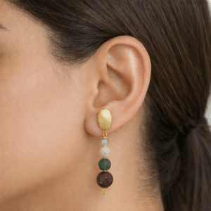 brincos de agata indiana no lobulo da modelo. peça unica banhada a ouro 18k. 1 ano de garantia