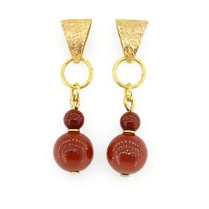 brincos jaspe vermelho banhados a ouro 18k. fundo branco