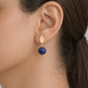 brincos lapis lazuli no lobulo da modelo, peça única da Ceci joias