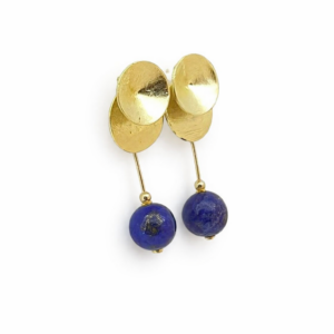 Brincos lapis lazuli dez milimetros folheados a ouro 18 k. Lápis lazúli 10 mm. Semijoia banhada em 10 milesimos de ouro 18 k. Tamanho :4 cm. Peça única. Joia lápis lazuli Garantia de 01 ano.