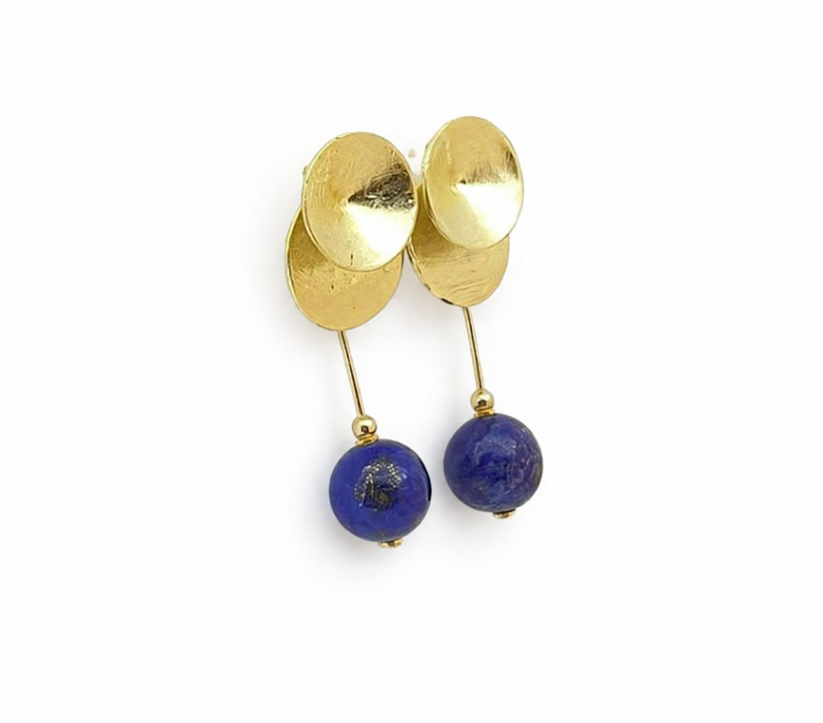 Brincos lapis lazuli dez milimetros folheados a ouro 18 k. Lápis lazúli 10 mm. Semijoia banhada em 10 milesimos de ouro 18 k. Tamanho :4 cm. Peça única. Joia lápis lazuli Garantia de 01 ano.