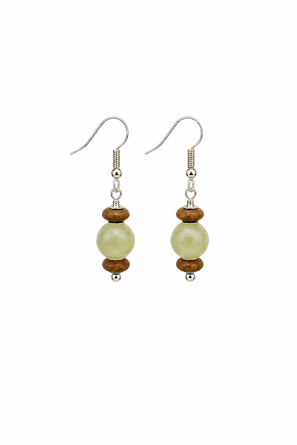 Brinco de jade verde com madeira nativa amazônica e banho de prata 925, biojoia artesanal Ceci funco branco Brinco de jade verde com madeira nativa amazônica e banho de prata 925, biojoia artesanal Ceci funco branco