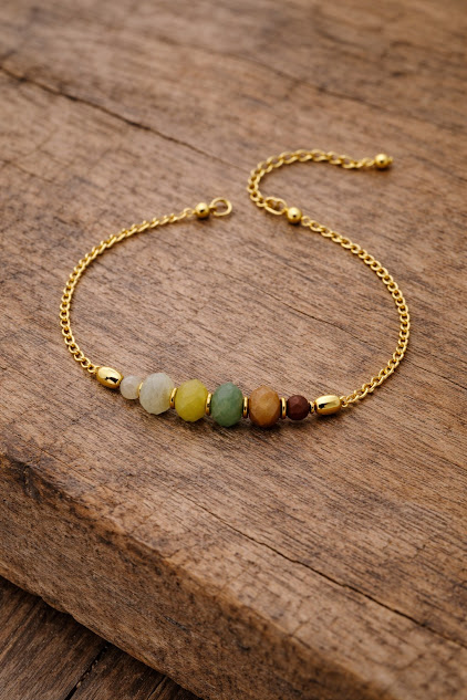 pulseira amazonita sobre a mesa de madeira rustica