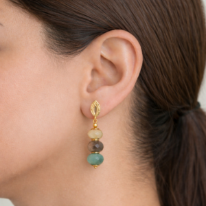 Brinco de amazonita multicolor empilhada com ouro 18k sendo usado — biojoia artesanal da Amazônia Ceci Joias Belém