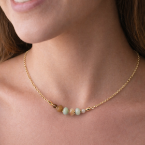Colar de amazonita multicolor natural em corrente groumet banhada a ouro 18k fundo branco — biojoia artesanal feita à mão em Belém do Pará — Ceci Joias